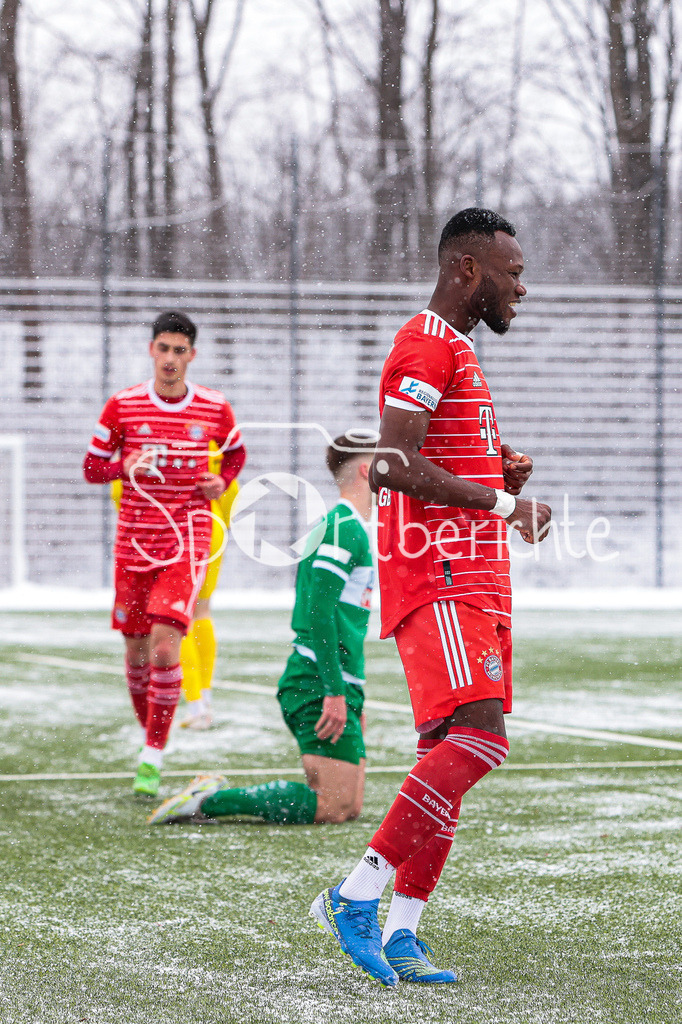 FC Bayern Amateure - VfB Eichstätt | Jubel der Bayern nach dem Treffer zum 1-0 durch Desire Segbe AZANKPO (FCB #34)