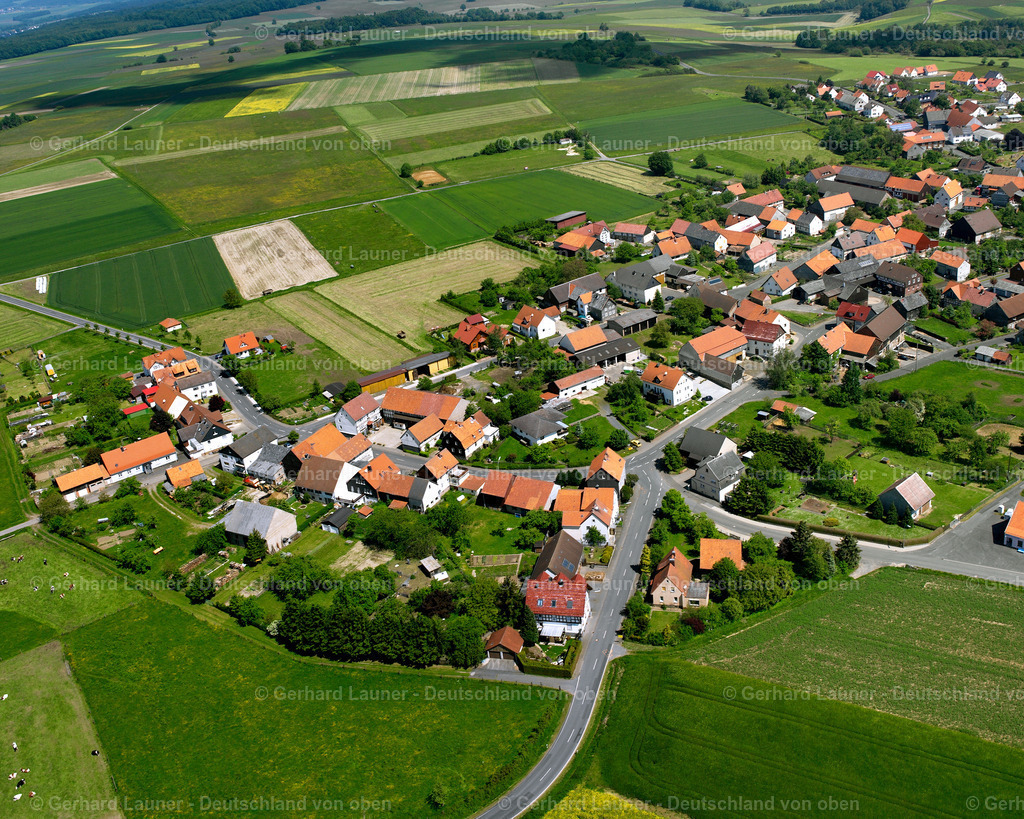 2615503 | ARNSHAIN 09.06.2006 Landwirtschaftliche Nutzflächen und Feldgrenzen  umsäumen das Siedlungsgebiet des Dorfes in Arnshain im Bundesland Hessen, Deutschland // Agricultural land and field boundaries surround the settlement area of the village  in Arnshain in the state Hesse, Germany Foto: Gerhard Launer
