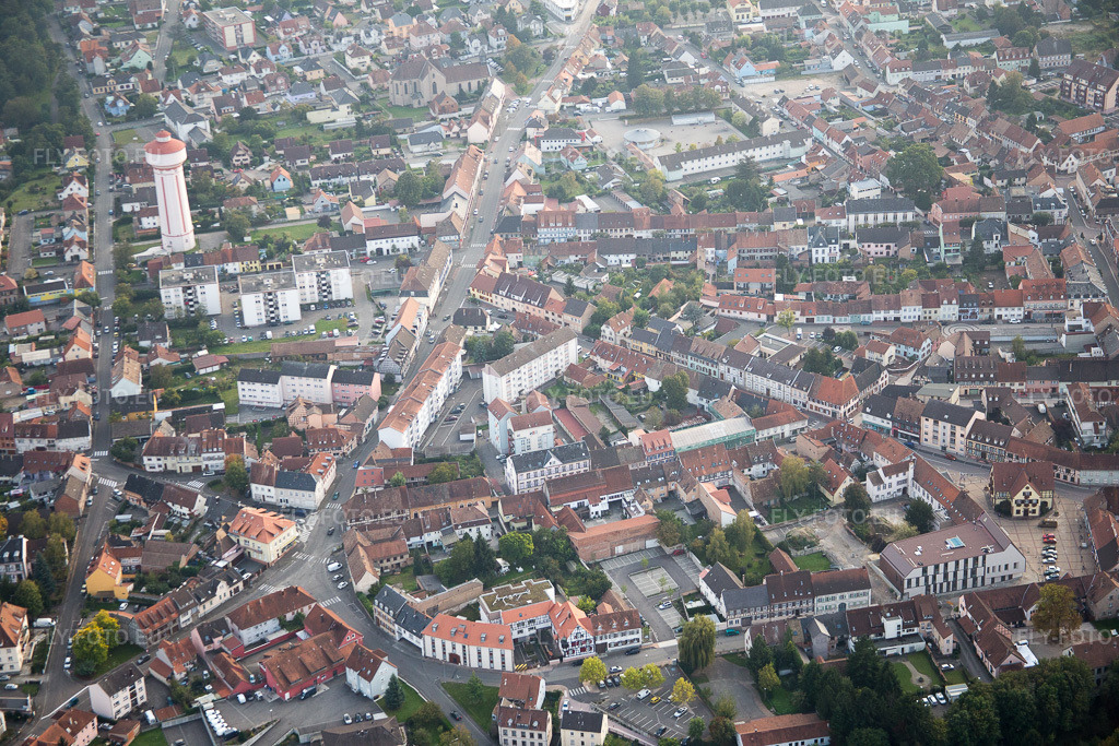 Vue aérienne: Vue de la ville à Oberhoffen-sur-Moder dans le département Bas Rhin, France. Photo: IMG_074303.jpg prise le 04/10/2014 par Werner Riehm/FLY-FOTO.euRésolution de l'original: 5472 x 3648 px