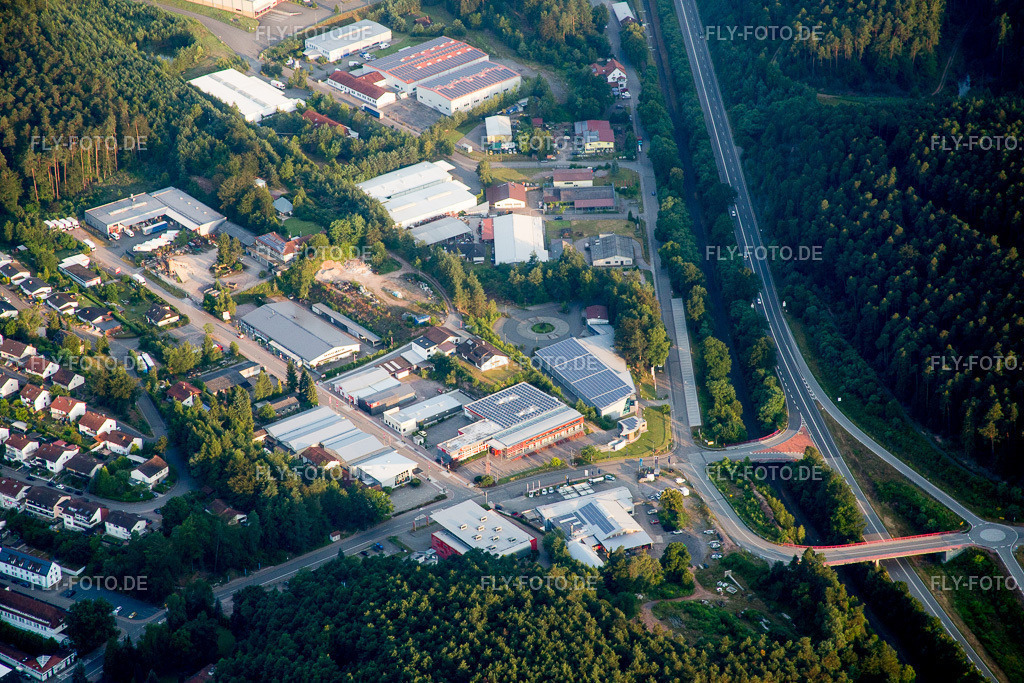Gebäude und Produktionshallen auf dem Werksgelände  Josef Seibel Schuhfabrik GmbH | Luftbild: Gebäude und Produktionshallen auf dem Werksgelände  Josef Seibel Schuhfabrik GmbH in Hauenstein im Bundesland Rheinland-Pfalz in Deutschland. Foto: IMG_091878.jpg vom 16.07.2016 durch Werner Riehm/FLY-FOTO.de - Realisiert mit Pictrs.com