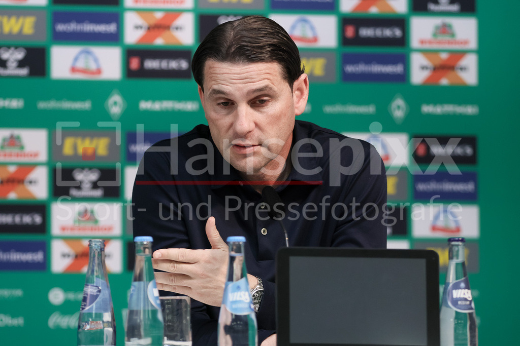 Fussball, Bundesliga, SV Werder Bremen - Borussia Mönchengladbach | v.li.: Seoane Gerardo (Trainer, Cheftrainer, Borussia Mönchengladbach) während der Pressekonferenz, Portrait, Nahaufnahme, Einzelfoto, Einzelbild, DIE DFL-RICHTLINIEN UNTERSAGEN JEGLICHE NUTZUNG VON FOTOS ALS SEQUENZBILDER UND/ODER VIDEOÄHNLICHE FOTOSTRECKEN. DFL REGULATIONS PROHIBIT ANY USE OF PHOTOGRAPHS AS IMAGE SEQUENCES AND/OR QUASI-VIDEO.
