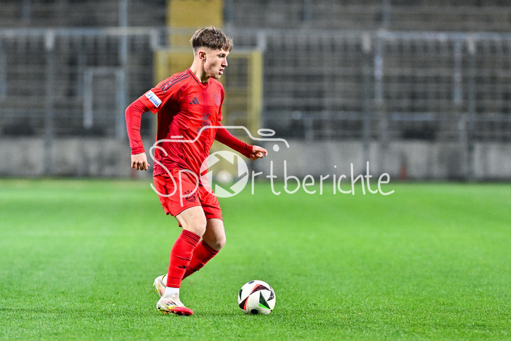 FC Bayern Amateure - SpVgg Hankofen-Hailing | am Ball Tim BINDER (FC Bayern München II #7) / Einzelfoto / Freisteller / Regionalliga Bayern: FC Bayern Muenchen II - SpVgg Hankofen-Hailing, Gruenwalder Stadion am 28.03.2025