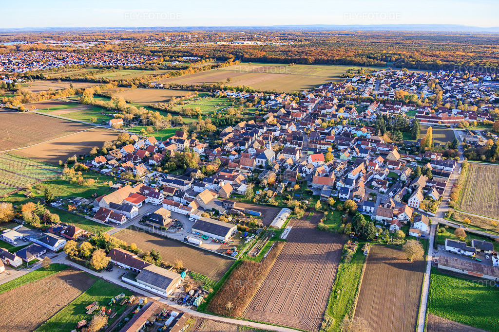 Luftbild: Ortsansicht von Nordwesten in Westheim im Bundesland Rheinland-Pfalz in Deutschland. Foto: IMG_150611.jpg vom 30.10.2025 durch Werner Riehm/FLY-FOTO.de
