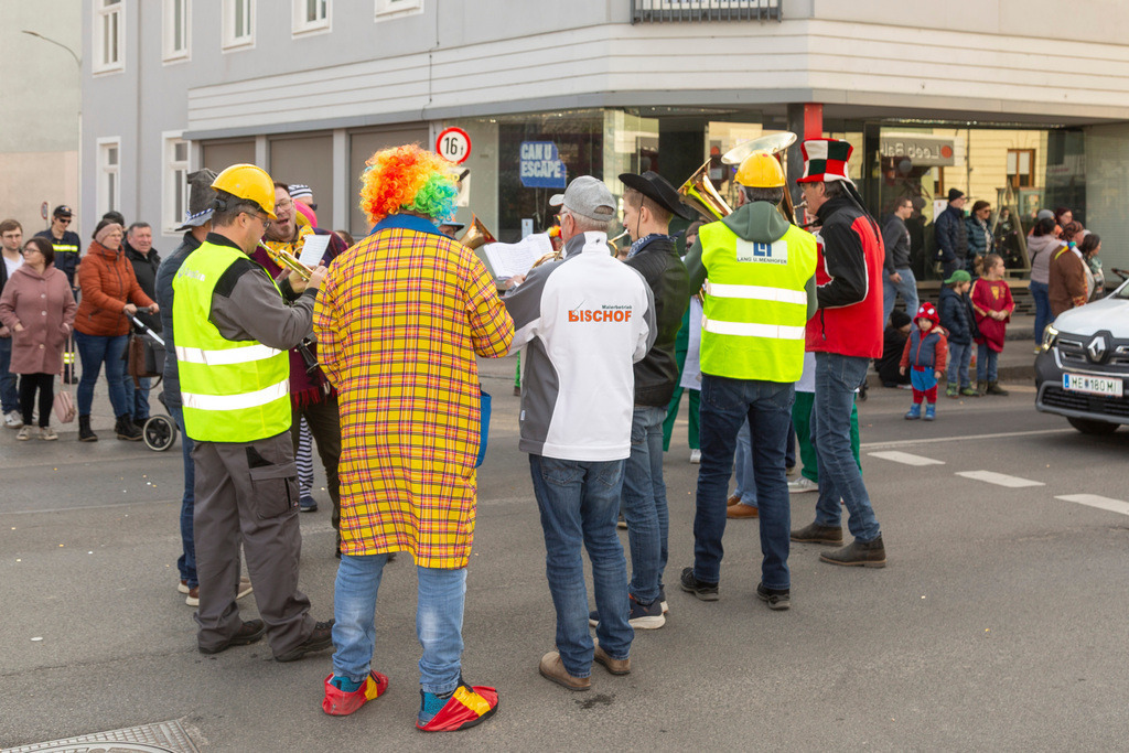 Umzug2025-129_9768 | Fotostrecke: FASCHINGSUMZUG 2025 in Loosdorf. 22 Masken(gruppen)-Teilnehmer: Loosdorfer Vereine, Wirtschaftstreibende, Gemeindeabordnungen sowie Kreditinstitute. rund 700 Besucher entlang der Hauptstrasse. Veranstaltungs-Sicherung durch Mannschaft der FF-Loosdorf mit schwerem Gerät. Maskenprämierung am EKZ-Platz durch Bgm. Thomas Vasku in den Kategorien: Bester Festwagen (Fa. gkonzept-Groissenberger; Beste Personengruppe-ASK-Loosdorf; Beste Einzelperson; Weiteste Anreise-FF Schollach;