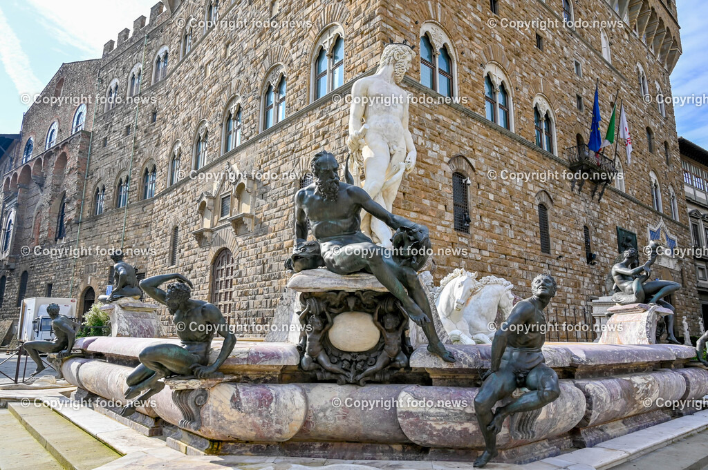 Italien_ Toscana_ Florenz_ 30.05.2024-230 | 30.05.2024, Italien, ITA, Toskana, Florenz im Bild Stadtansichten, Gebäude, Architektur, Touristen, Historisch, Souvenir, Altstadt, Museum, Statuen, Skulpturen, Piazza della Signoria, Statue David, Palazzo Vecchio, Neptunbrunnen, Piazza della Repubblica, Ponte Vecchio, Brücke, Uffizien, Kathedrale Santa Maria del Fiore, Arno, Fluß


Florenz, Firenze, ist eine italienische Großstadt. Nach Einwohnern ist sie die achtgrößte Stadt Italiens. Florenz ist die Hauptstadt sowie größte Stadt der Region Toskana und der Metropolitanstadt Florenz, in der etwa eine Million Menschen leben. Florenz ist für seine Geschichte berühmt. Leonardo da Vinci verbrachte große Teile seiner Jugend in Florenz, Michelangelo fand Unterschlupf in der Kirche der Medici, Galileo Galilei wohnte als Hofmathematiker in den Palästen der Medici. Von 1865 bis 1871 war die Stadt die Hauptstadt des neu gegründeten Königreichs Italien. Das historische Zentrum von Florenz zieht Jahr für Jahr Millionen von Touristen an. Die historische Innenstadt wurde von der UNESCO im Jahre 1982 zum Weltkulturerbe erklärt. 
Quelle: Wikipedia
