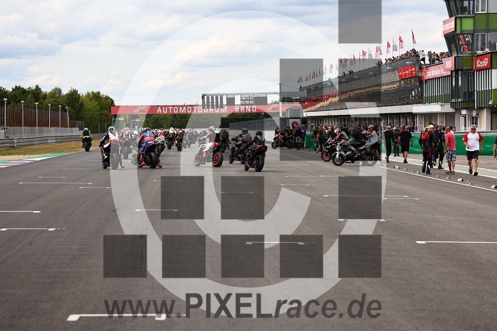 startendurance-20250830_07323 | Schöne Erinnerungen an spannende Momente - das festzuhalten ist unser Job. PIXELrace.de ist seit 2003 auf den Rennstrecken Europas unterwegs um die Action draußen beim Fahren und die wunderbare Stimmung imm Fahrerlager für euch einzufangen.