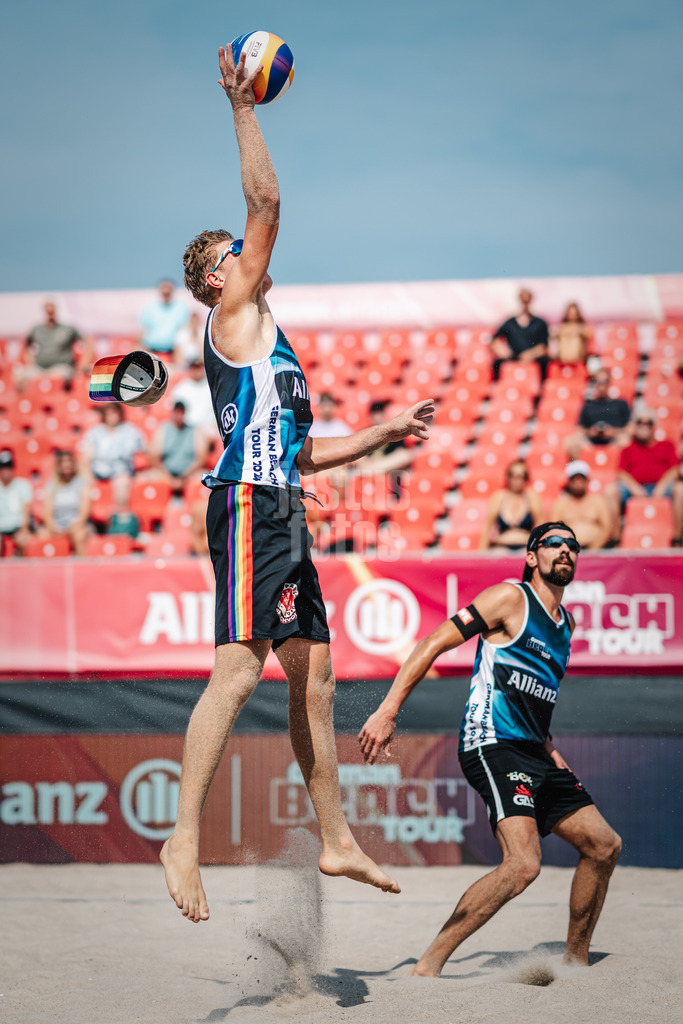 Beachvolleyball | Männer | Allianz German Beach Tour 2024 | Tourstop Kühlungsborn 2 | 15.08.2024 | Leo Hauschild verliert beim Angriff seine Cap