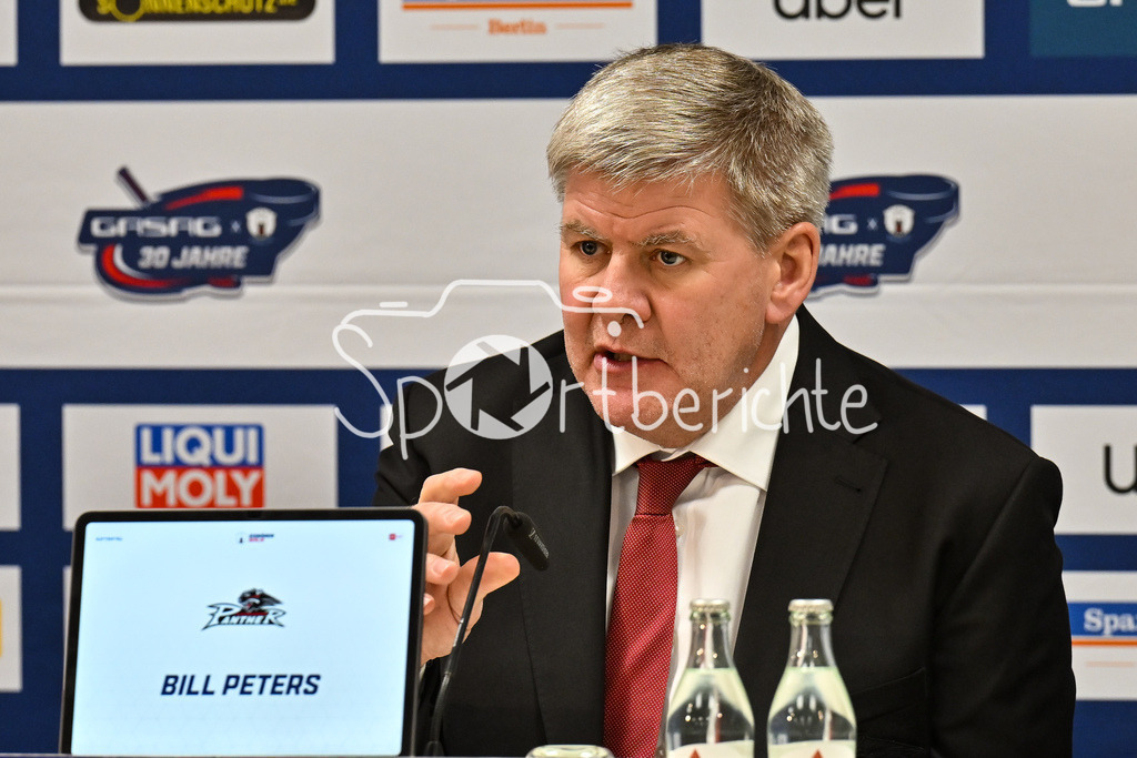 Eisbären Berlin - Augsburger Panther | BERLIN, GERMANY - 04. JANUARY: im Bild Bill PETERS Trainer Augsburger Panther / Einzelfoto / Freisteller auf der Pressekonferenz nach dem Match zwischen den Eisbären Berlin und den Augsburger Panthern am 36. Spieltag der Penny DEL in der UBER Arena
