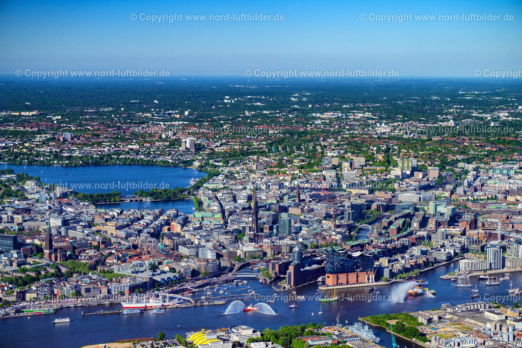 Hamburg_Hafengeburtstag_Elbphilharmonie_Einlaufparade_ELS_7399110525 | HAMBURG 09.05.2025 Auslaufparade Hamburger Hafengeburtstag in Hamburg, Deutschland. // Parade Harbor Birthday in Hamburg Germany. Foto: Martin Elsen