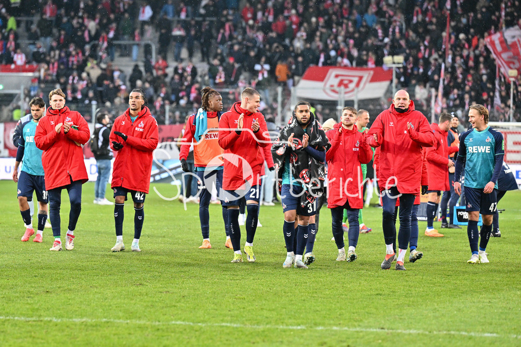 SSV Jahn Regensburg - 1. FC Köln | Die Spieler des FC bedanken sich bei den mitgereisten Fans nach dem Sieg in Regensburg / 2. Bundesliga: SSV Jahn Regensburg - 1. FC Koen, Jahnstadion am 08.12.2024