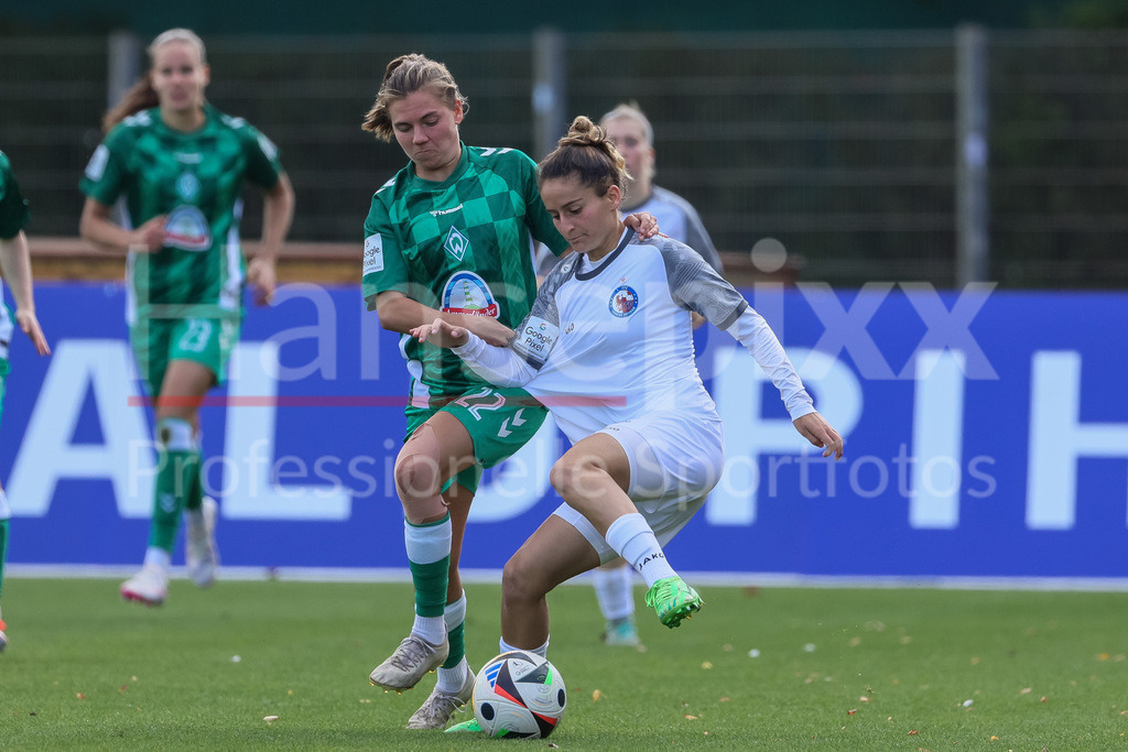 Fussball, Google Pixel Frauen-Bundesliga, SV Werder Bremen - 1. FFC Turbine Potsdam | v.li.: Rieke Dieckmann (SV Werder Bremen, 22) und Caroline Krawczyk (1. FFC Turbine Potsdam, 24) im Zweikampf, Duell, Dynamik, Aktion, Action, Spielszene, DIE DFB-RICHTLINIEN UNTERSAGEN JEGLICHE NUTZUNG VON FOTOS ALS SEQUENZBILDER UND/ODER VIDEOÄHNLICHE FOTOSTRECKEN. DFB REGULATIONS PROHIBIT ANY USE OF PHOTOGRAPHS AS IMAGE SEQUENCES AND/OR QUASI-VIDEO.