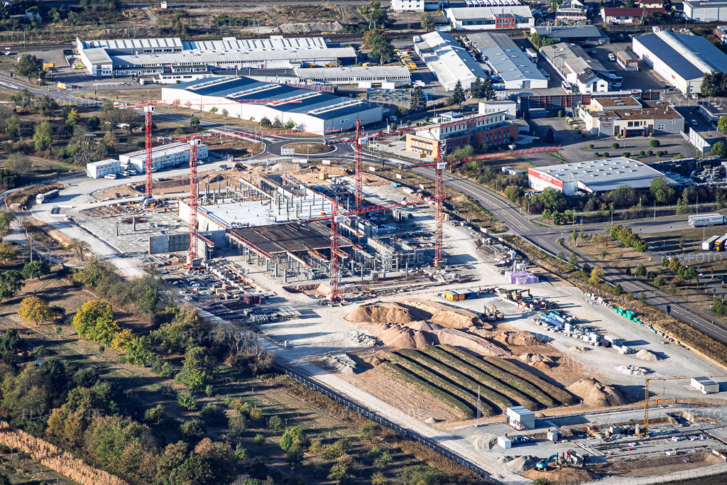Luftbild: Baustelle des neuen Standorts der VEGA Grieshaber KG im Gewerbegebiet „Ober-Hardrain“ in Kuppenheim im Bundesland Baden-Württemberg in Deutschland. – Foto: IMG_159572.jpg vom 27.09.2026 durch Werner Riehm/FLY-FOTO.de – Auflösung des Originals: 5895 x 3930 px – Erste Stützen stehen: Bauarbeiten in Kuppenheim schreiten voran - VEGA