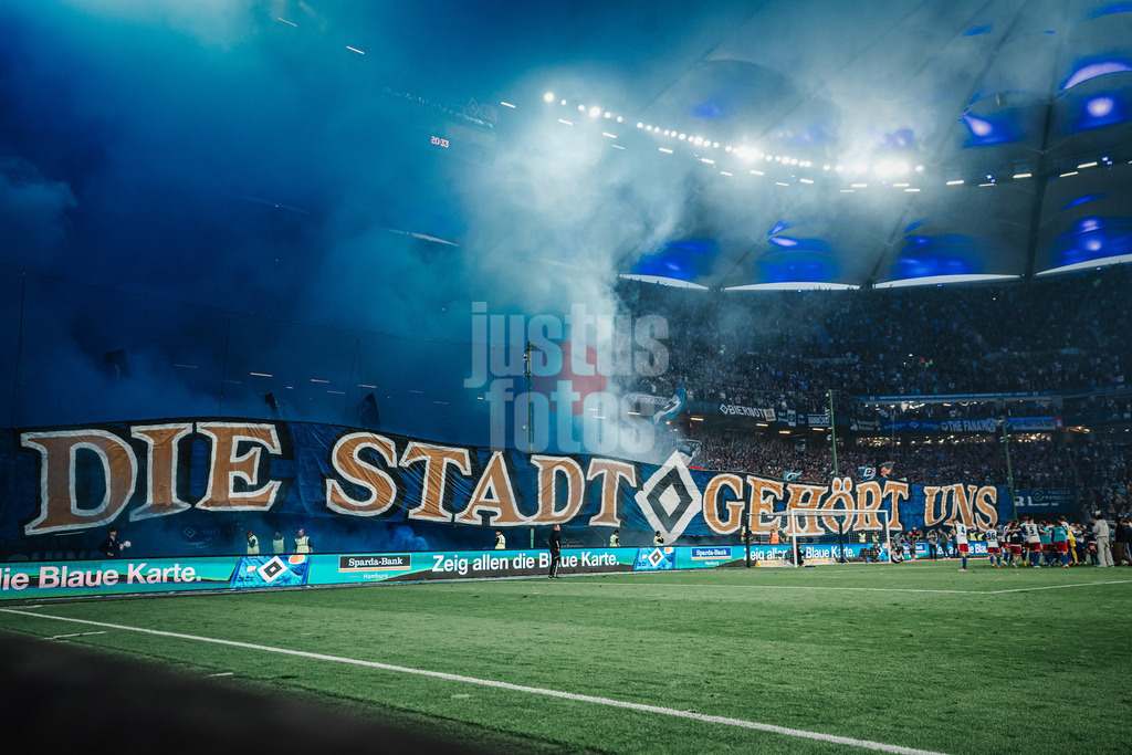 Fußball | Männer | Saison 2023/2024 | 2. Fußball-Bundesliga | 32. Spieltag | Hamburger SV vs. FC St. Pauli  | 03.05.2024 | Die HSV Fans auf der Nordtribüne mit der Choreo: Die Stadt gehört uns