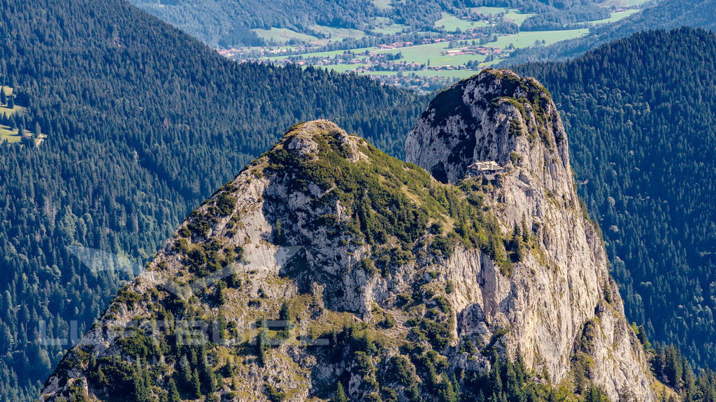 Die Tegernseer Hütte | Luftig, felsig, sagenhaft schön: Roß- und Buchstein mit ihrem legendären Horst – der Tegernseer Hütte. In dieser Perspektive wirkt der Grat fast wie eine Naturfestung hoch über dem Tal. Wer hier oben sitzt, hat mit die beste Aussicht weit und breit.  - Realisiert mit Pictrs.com