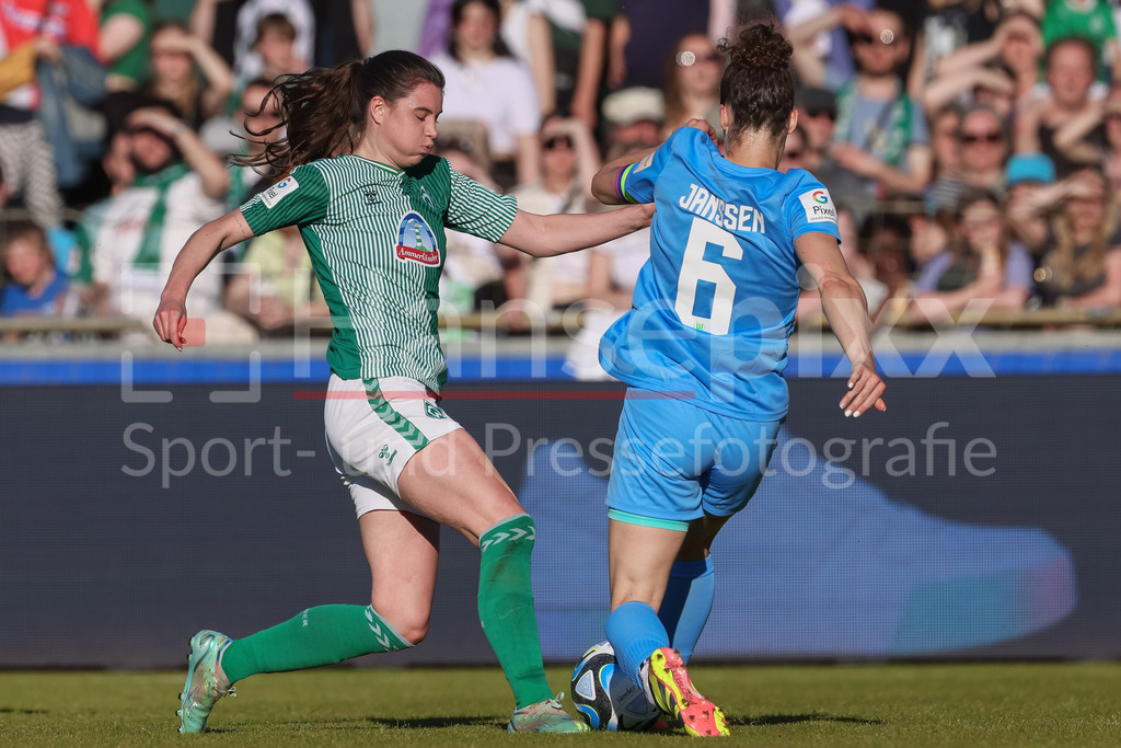 Fussball, Google Pixel Frauen-Bundesliga, SV Werder Bremen - VfL Wolfsburg | v.li.: Chiara Hahn (SV Werder Bremen, 21) und Dominique Janssen (VfL Wolfsburg, 6) im Zweikampf, Duell, Dynamik, Aktion, Action, Spielszene, DIE DFB-RICHTLINIEN UNTERSAGEN JEGLICHE NUTZUNG VON FOTOS ALS SEQUENZBILDER UND/ODER VIDEOÄHNLICHE FOTOSTRECKEN. DFB REGULATIONS PROHIBIT ANY USE OF PHOTOGRAPHS AS IMAGE SEQUENCES AND/OR QUASI-VIDEO.