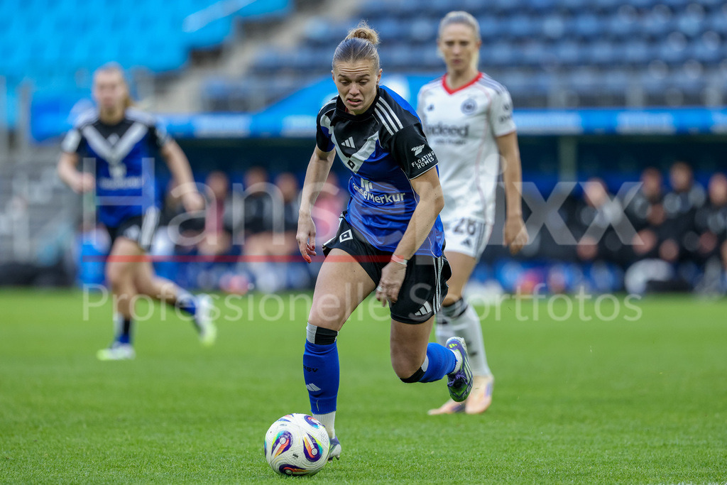 Fussball, Google Pixel Frauen-Bundesliga, Hamburger SV - Eintracht Frankfurt | Annalena Wucher (Hamburger SV, 15) am Ball, Einzelbild, Ganzkörper, Aktion, Action, Spielszene, DIE DFB-RICHTLINIEN UNTERSAGEN JEGLICHE NUTZUNG VON FOTOS ALS SEQUENZBILDER UND/ODER VIDEOÄHNLICHE FOTOSTRECKEN. DFB REGULATIONS PROHIBIT ANY USE OF PHOTOGRAPHS AS IMAGE SEQUENCES AND/OR QUASI-VIDEO.