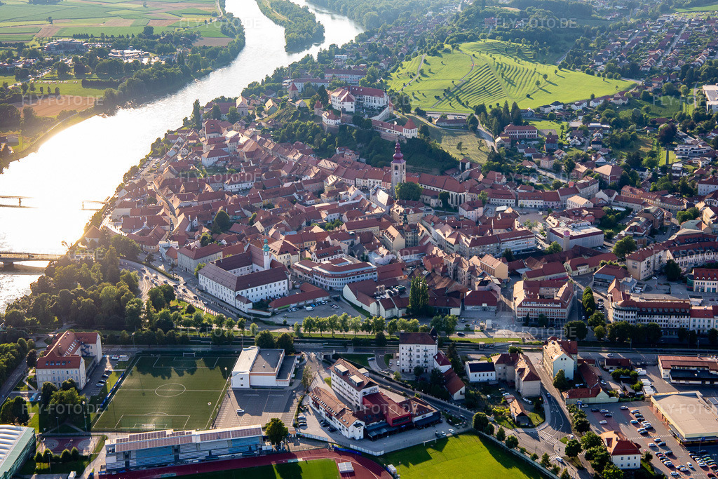 Luftbild: Altstadt von Südwesten in Ptuj im Bundesland Slowenien in Slowenien. Foto: IMG_137309.jpg vom 08.07.2023 durch Werner Riehm/FLY-FOTO.de