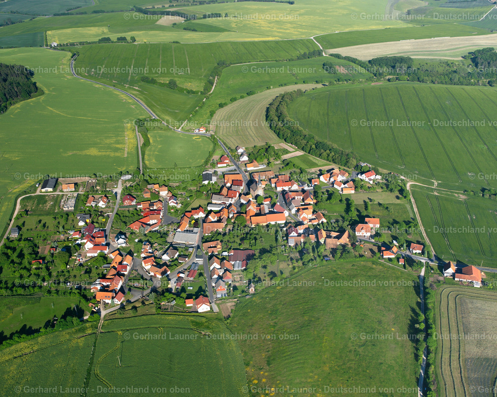 2634703 | KROMBACH 09.06.2006 Landwirtschaftliche Nutzflächen und Feldgrenzen  umsäumen das Siedlungsgebiet des Dorfes in Krombach im Bundesland Thüringen, Deutschland // Agricultural land and field boundaries surround the settlement area of the village  in Krombach in the state Thuringia, Germany Foto: Gerhard Launer
