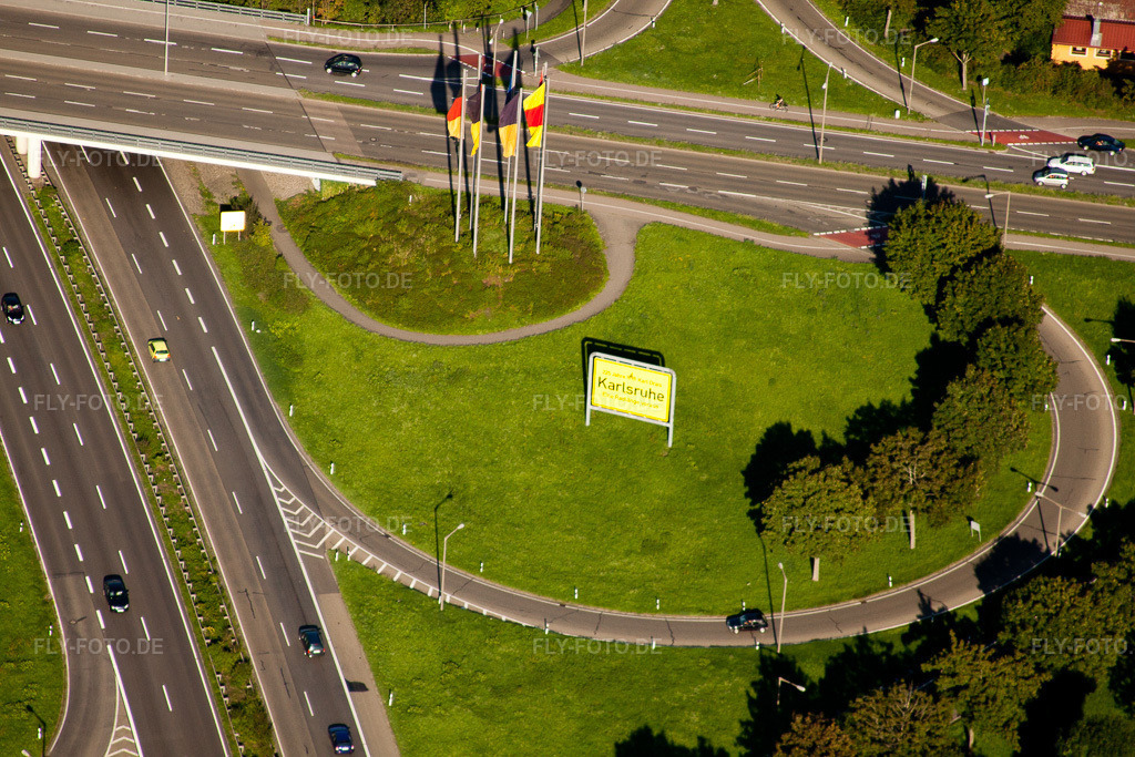 Luftbild: Streckenführung und Fahrspuren im Verlauf der Autobahn- Abfahrt und Zufahrt der BAB A5 im Ortsteil Weiherfeld - Dammerstock im Ortsteil Weiherfeld-Dammerstock in Karlsruhe im Bundesland Baden-Württemberg in Deutschland. Foto: IMG_32301.jpg vom 21.08.2010 durch Werner Riehm/FLY-FOTO.de