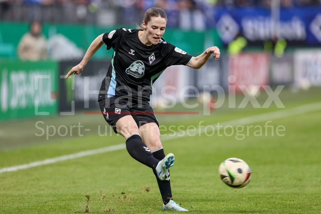 Fussball, DFB-Pokal Frauen, Hamburger SV - SV Werder Bremen | v.li.: Reena Wichmann (SV Werder Bremen, 6) am Ball, Freisteller, Einzelbild, Ganzkörper, Aktion, Action, Spielszene, DIE DFB-RICHTLINIEN UNTERSAGEN JEGLICHE NUTZUNG VON FOTOS ALS SEQUENZBILDER UND/ODER VIDEOÄHNLICHE FOTOSTRECKEN. DFB REGULATIONS PROHIBIT ANY USE OF PHOTOGRAPHS AS IMAGE SEQUENCES AND/OR QUASI-VIDEO.
