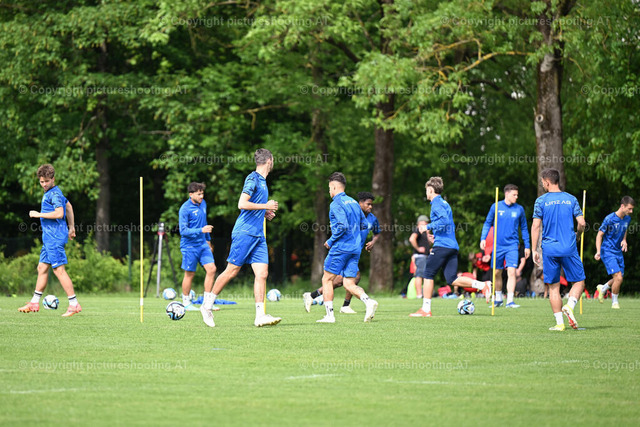 mikovits-20240507-0050 | Image shows players of FC Blau-Weiss Linz during warm up, PK LASK, Sport, Bundesliga, Fußball /Foto: Albert Mikovits Datum 20240507