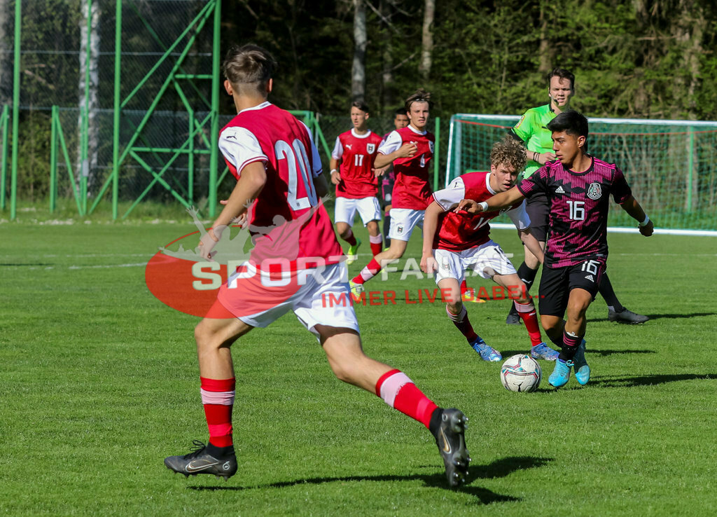 AUSTRIA U15 - MEXICO U15 | MAURO HÄMMERLE (Austria #20) PIERRE MOHR (Austria #17) THOMAS SCHANDL (Austria #6) MARCEL STÖHR (Austria #14) Jesus Torres (Mexico #16) Gadler Philip (Referee) ; AUSTRIA U15 - MEXICO U15 am 29.04.2022 in Arnoldstein
(Sportplatz), AUSTRIA, (Photo by Ernst Krawagner sport-fan.at) - Realisiert mit Pictrs.com