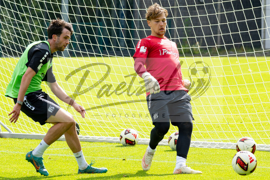 20260909_TRAOSN_0350 | Fußball, Herren: Leon Flach (VfL Osnabrück) und Torhüter Niklas Sauter (VfL Osnabrück) im Zweikampf beim Training des VfL Osnabrück am 09.09.2026 im Sportpark Illoshöhe in Osnabrück, Deutschland.(Foto von Nico Paetzel) - Realisiert mit Pictrs.com