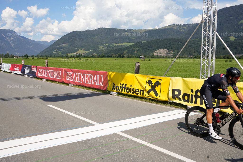 847_20230817_Bewerb_Maenner_Muehlanger | AUT - OESTERREICH, 2023-08-16: SPORT RENNRAD-FAHREN - 55. INTERNATIONALER RADWELTPOKAL IN ST. JOHANN IN TIROL  - Vintage-Radrennen mit WM-Bronze-Medaillen-Siegerin Christina Schweinberger, den Teilnehmer und Alexander Baumann (vom Orginastions-Team) - TAG 2 BEWERB MAENNER IN SECHS GRUPPEN  ; Foto: Roland Muehlanger