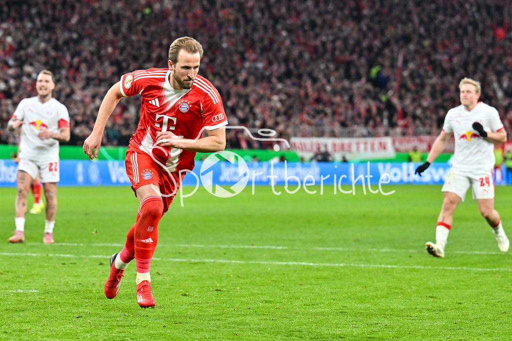 FC Bayern München - RB Leipzig | MUNICH, GERMANY - 11. FEBRUARY: Jubel der Bayern nach dem Treffer zum 1-0 durch Harry KANE (FC Bayern Munich 9) / Tor / Torschuetze / Freude / Happy während dem Spiel zwischen dem FC Bayern München und RB Leipzig beim Viertelfinale des DFB-Pokales in der Allianz Arena