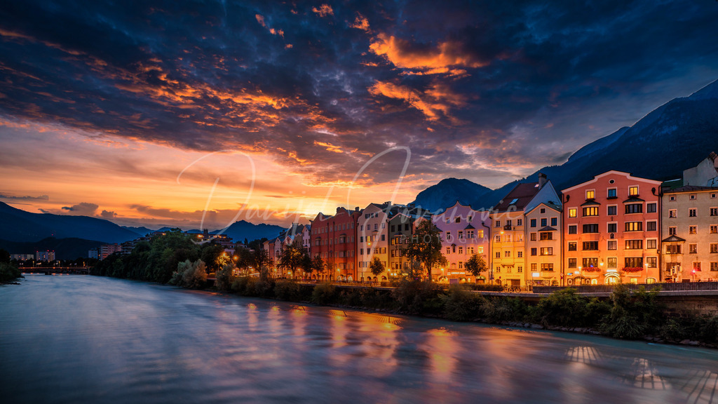 Mariahilf | Die bunter Häuserzeile von Mariahilf am Inn nach dem Sonnenuntergang