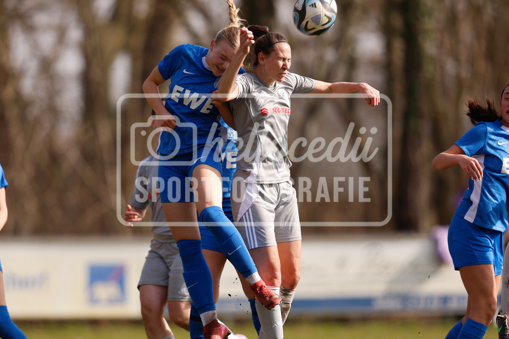 Fußball I Frauen I Saison 2025-2026 I Oberliga Niedersachsen I 15. Spieltag I SV Meppen 1912 e.v. U20 2 - BW Hollage -65 | Zweikampf zwischen Klara Wittrock (7, SV Meppen 1912 e.v.) Stefanie Gühmann (9, BW Hollage) - Realisiert mit Pictrs.com