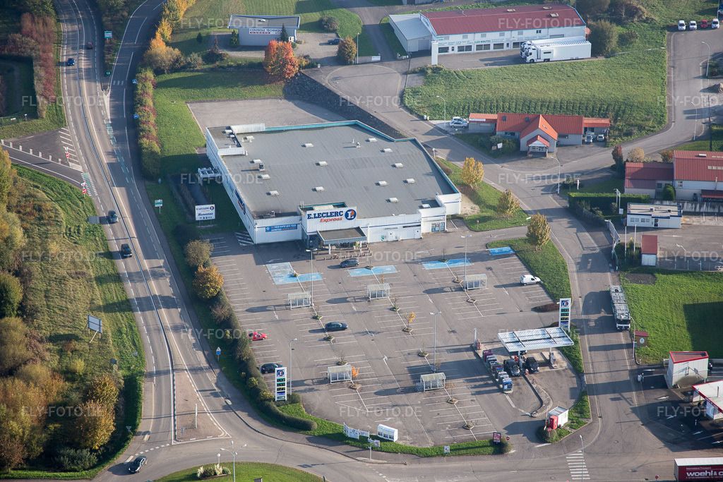 Luftbild: Ortsansicht in Soultz-sous-Forêts im Bundesland Bas-Rhin in Frankreich. Foto: IMG_075593.jpg vom 01.11.2014 durch Werner Riehm/FLY-FOTO.de