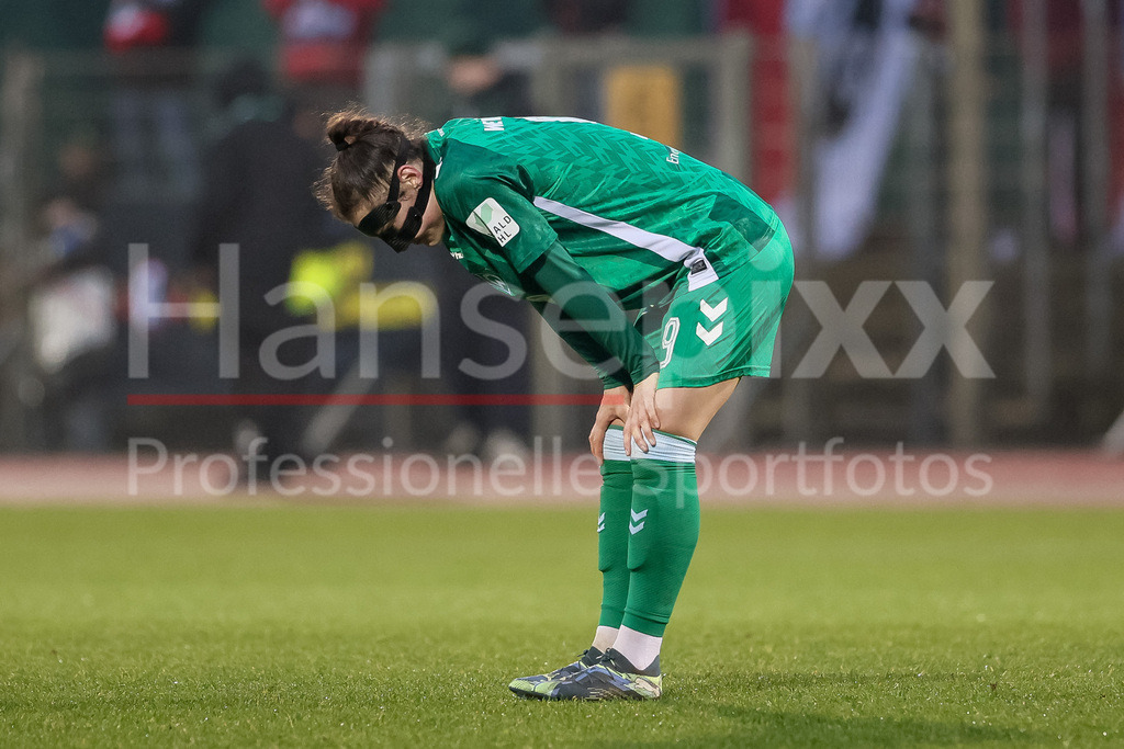 Fussball, Google Pixel Frauen-Bundesliga, SV Werder Bremen - SC Freiburg | v.li.: Sophie Weidauer (SV Werder Bremen, 9) enttäuscht über die Niederlage, Enttäuschung nach dem Schlusspfiff, Abpfiff, Highlight, Verlierer, verloren, Frustration, pessimistisch,, DIE DFB-RICHTLINIEN UNTERSAGEN JEGLICHE NUTZUNG VON FOTOS ALS SEQUENZBILDER UND/ODER VIDEOÄHNLICHE FOTOSTRECKEN. DFB REGULATIONS PROHIBIT ANY USE OF PHOTOGRAPHS AS IMAGE SEQUENCES AND/OR QUASI-VIDEO.