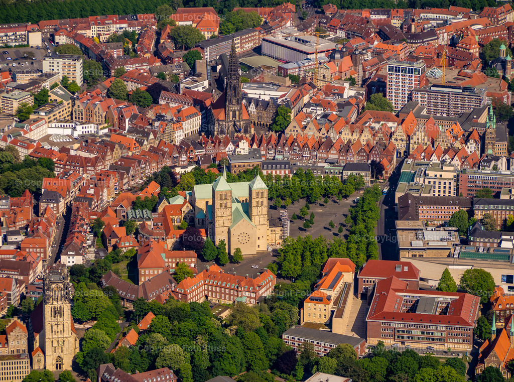 Luftbild der Altstadt von Münster | Die historische Altstadt von Münster mit dem Dom aus der Luft fotografiert. - Realisiert mit Pictrs.com