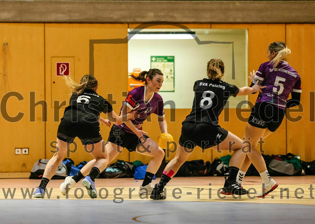 2024-02-10_047_SpVgg_Altenerding_gegen_SVA_Palzing | Erding, Deutschland, 10.02.2024:
Handball, Bezirksoberliga Frauen Altbayern 2023 / 2024, 14. Spieltag, SpVgg Altenerding gegen SVA Palzing, Endergebnis: 27:28

Claudia Hilpert (SVA Palzing, #6), Katharina Künstner (SpVgg Altenerding, #23), Franziska Rommel (SVA Palzing, #8), Lena Prem (SpVgg Altenerding, #5)

Foto: Christian Riedel / fotografie-riedel.net