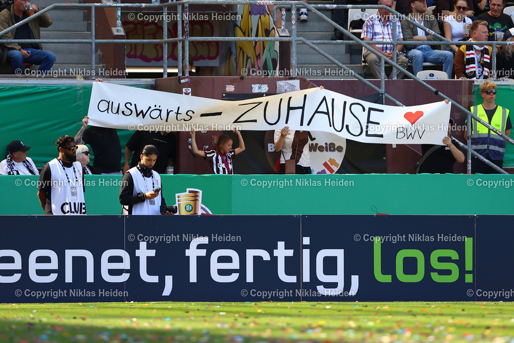 NH_FCEintrachtNorderstedt_FCStPauli_DFBPokal_16082025 | Witziges Banner der Fans des FC St. Pauli.Fußball I Herren I DFB-Pokal I Saison 2025-2026  I 1. Runde I FC Eintracht Norderstedt - FC St. Pauli I 16.08.2025 I Millerntor-Stadion