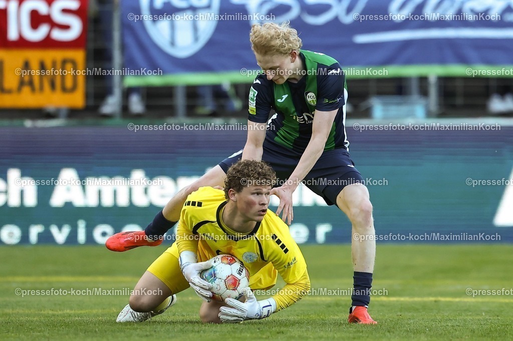 xKWIx24042601028 | 2026.04.24, xkwix, Fußball, Regionalliga West, FC Gütersloh -  Sportfreunde Lotte, Heidewaldstadion, 31.Spieltag, Saison 2025 / 2026: Niklas Frese (FC Gütersloh #35) im Zweikampf gegen Luca Böggemann (VfL Sportfreunde Lotte #1) DFB regulations prohibit any use of photographs as image sequences and or quasi-video. Photo: xKamilxWilkowskixPressefotoKochx