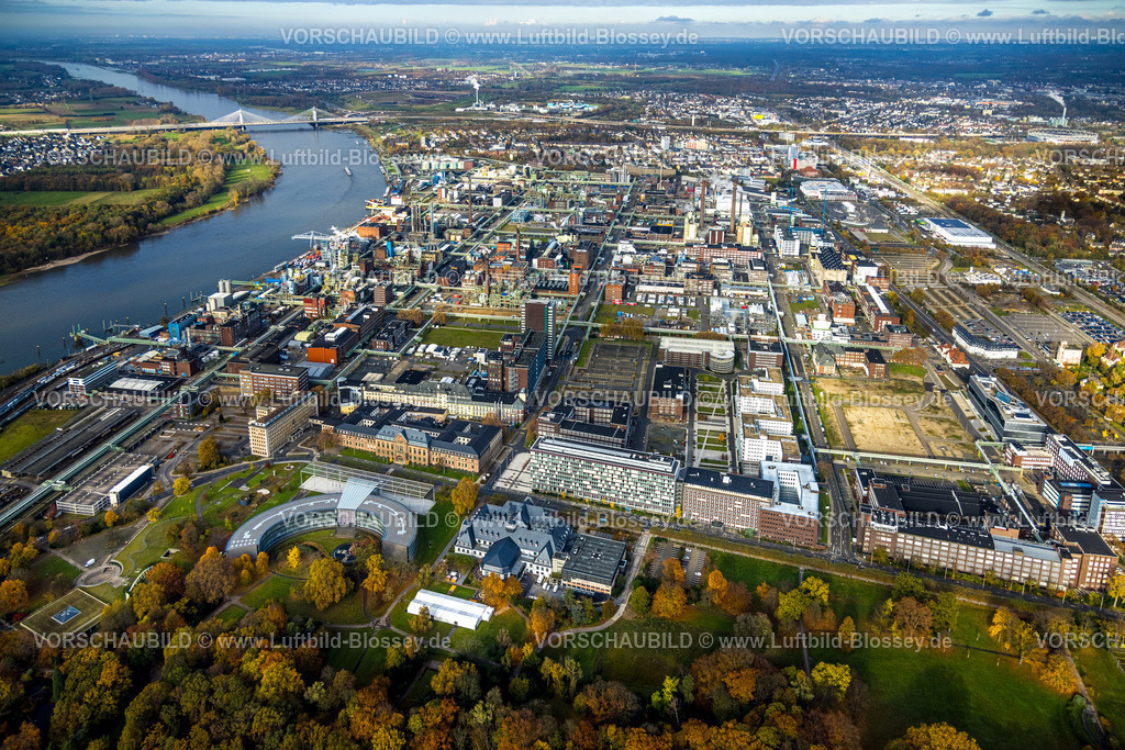 Leverkusen231100623BayerLeverkusen Bayer AG | Luftbild, Chempark Leverkusen Chemiepark (ehemals Bayerwerk) am Fluss Rhein, Industrieanlage, halbrundes Gebäude der Konzernzentrale Bayer AG, Bayer Kasino, Himmel und Fernsicht, umgeben von herbstlichen Laubbäumen, Wiesdorf, Leverkusen, Rheinland, Nordrhein-Westfalen, Deutschland