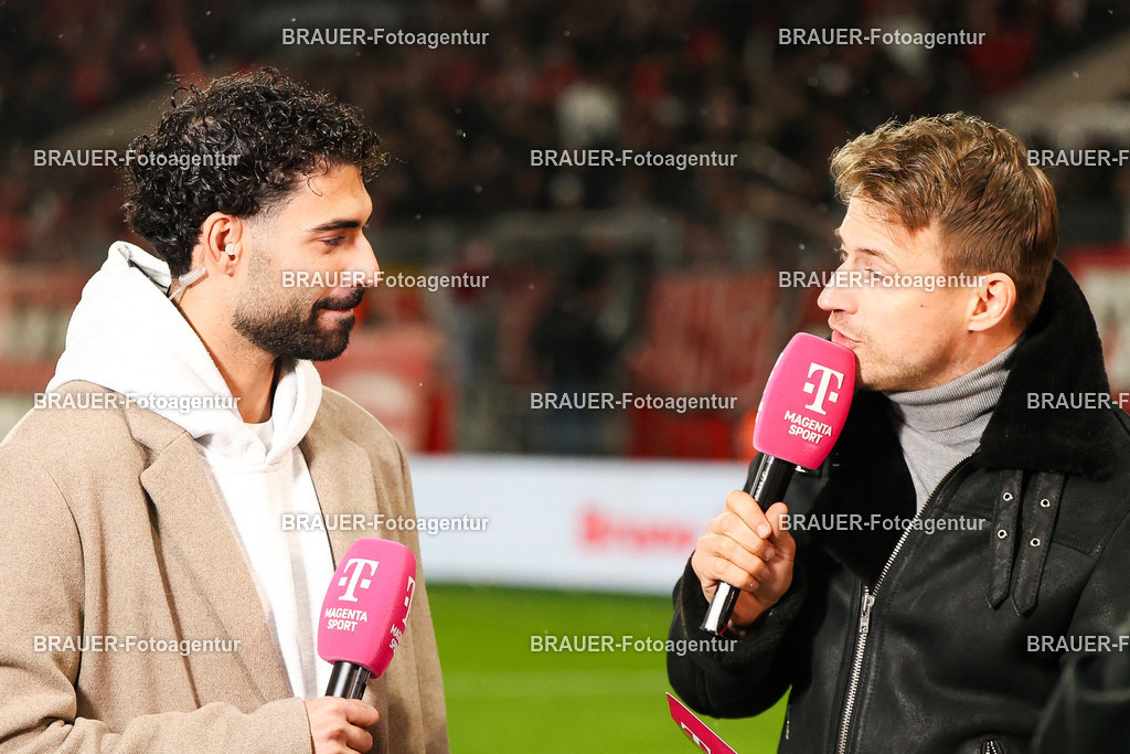 Rot-Weiss Essen - 1.Fc Schweinfurt | Essen, Deutschland, 02.11.2025 Ekin Çelebi (1.FC Schweinfurt)  gibt ein Interviewwährend des 3.Liga Spiels zwischen  Rot-Weiss Essen und 1.Fc Schweinfurt am 02.11.2025 im Stadion an der Hafenstraße in Essen. (Foto von Timo Bluhmki-Schmidt/Brauer Fotoagentur