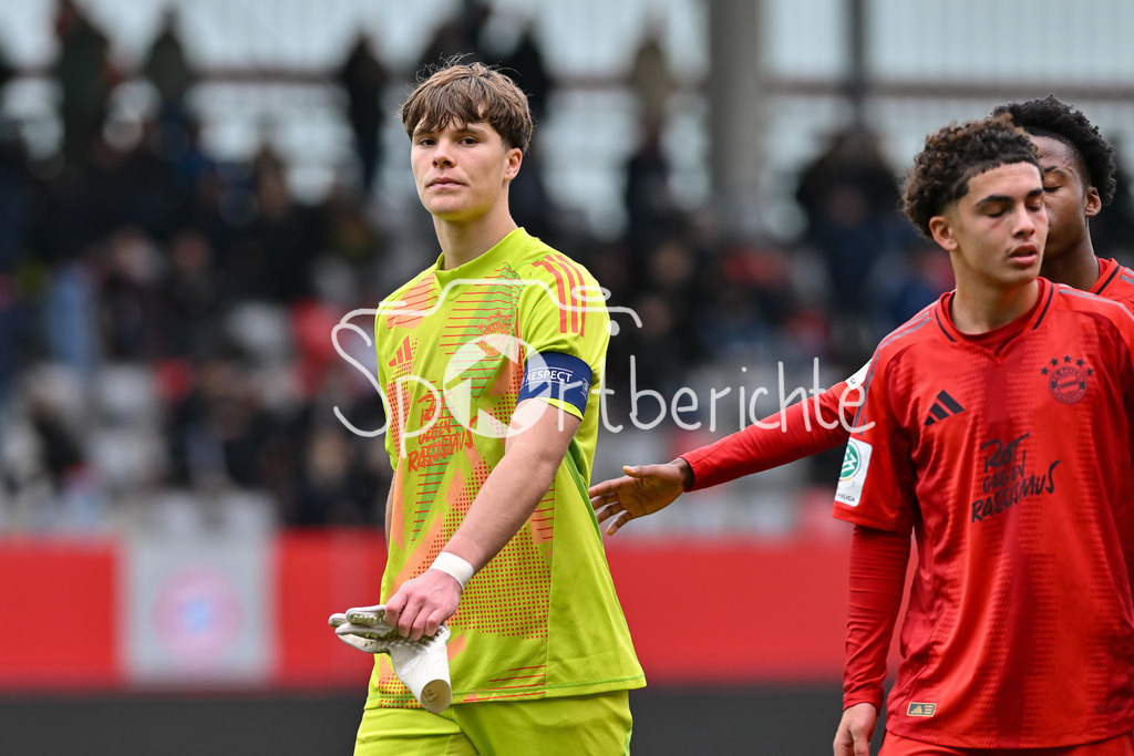 FC Bayern München U19 - TSV 1860 München U19 | Im Bild Leon KLANAC (FC Bayern München #1) / Freisteller / Einzelfoto / U19 DFB Nachwuchsliga: FC Bayern Muenchen U19 - TSV 1860 Muenchen U19, FC Bayern Campus am 02.11.2024