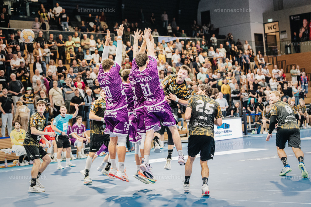 HC Elbflorenz 2006 - TV 05/07 Hüttenberg, 2. Handball-Bundesliga, 6. Spieltag | Im Bild: Spieler von TV 05/07 HÜTTENBERG versuchen Angriff von HC ELBFLORENZ DRESDEN zu Blocken 04.10.2026, HC Elbflorenz 2006 - TV 05/07 Hüttenberg, 2. Handball-Bundesliga, 6. Spieltag, Deutschland, Dresden, BallsportArena Dresden