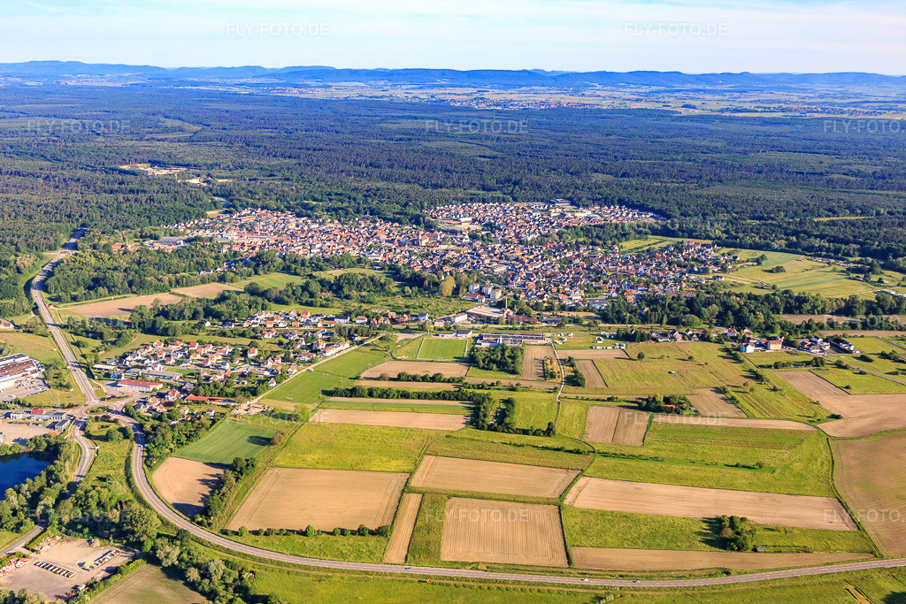 Luftbild: Ortsansicht aus Südosten in Soufflenheim im Bundesland Bas-Rhin in Frankreich. – Foto: IMG_115014.jpg vom 01.06.2019 durch Werner Riehm/FLY-FOTO.de – Auflösung des Originals: 5302 x 3535 px