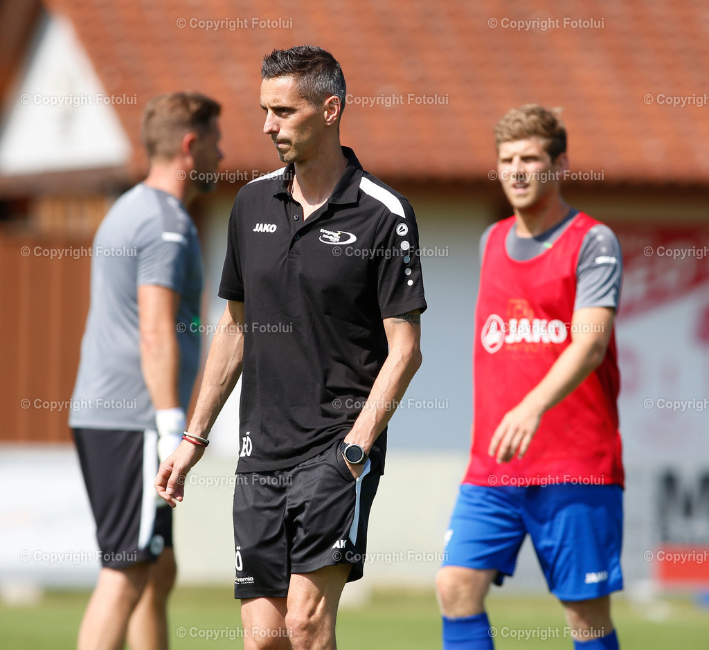 A_LUI_2608023_03 | SPORT,FUSSBALL,LT1 OOELIGA ASKOE OEDT-SPG FRIEDBURG/POENDORF 26.08.2023 IM BID: TRAINER ERNST OEBSTER (FRIEDBURG) FOTO:FOTOLUI