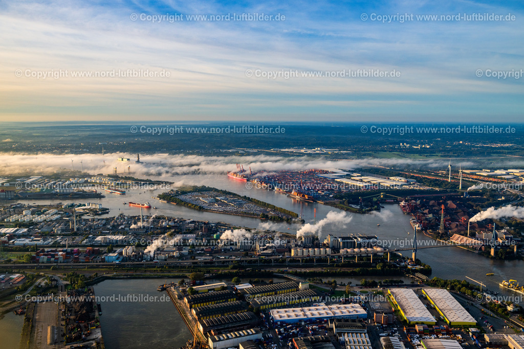 Hamburg_Altenwerder_Containerterminal_Cta_Hhla_ELS_1294181023 | HAMBURG 18.10.2023 Containerterminal HHLA Container Terminal Altenwerder (CTA) im Nebel im Sonnenaufgang am Ufer der Elbe im Stadtteil Altenwerder in Hamburg. Weiterführende Informationen bei: HPA Hamburg Port Authority,  Hafen Hamburg Marketing e.V. (HHM),  Hamburger Hafen und Logistik Aktiengesellschaft. // Container terminal HHLA Container Terminal Altenwerder (CTA) in the fog at sunrise on the banks of the Elbe in the Altenwerder district in Hamburg. Further information at: HPA Hamburg Port Authority,  Hafen Hamburg Marketing e.V. (HHM),  Hamburger Hafen und Logistik Aktiengesellschaft. Foto: Martin Elsen