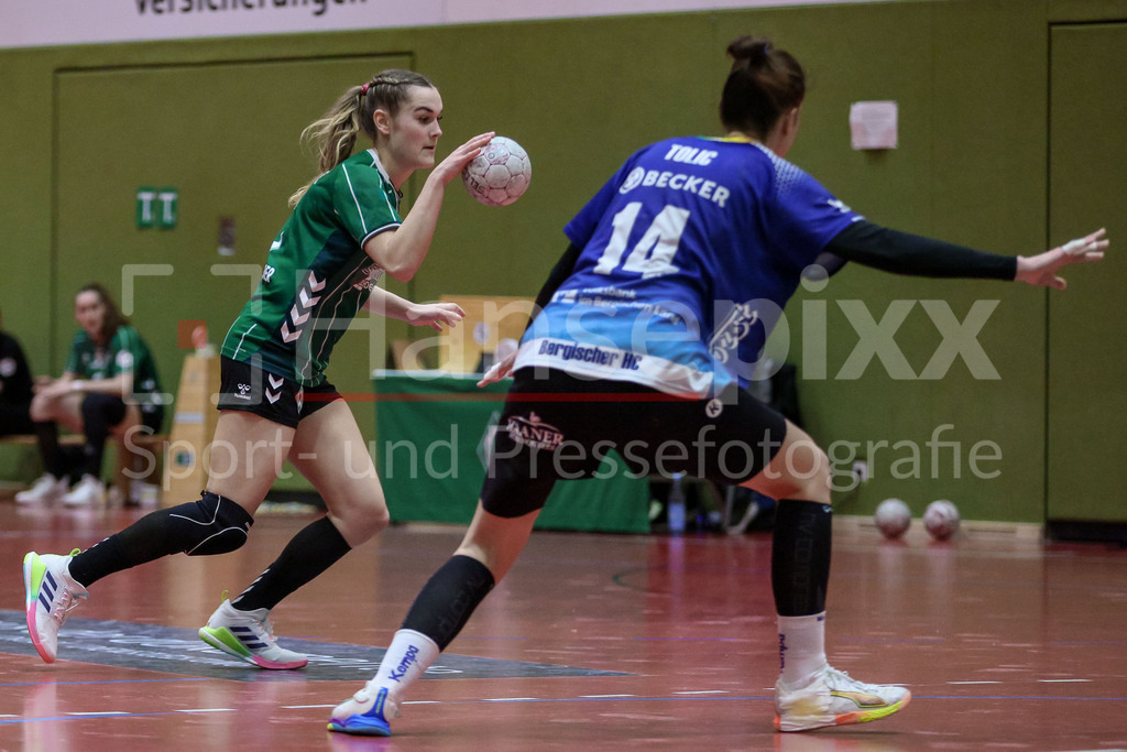 Handball, 2. Bundesliga Frauen, SV Werder Bremen - Bergischer HC | v.li.: Luca Schumacher (SV Werder Bremen, 9) am Ball, Spielszene, Aktion, Action, Vesna Tolic (Bergischer HC, 14)