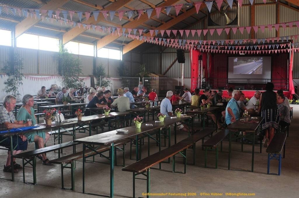 Geißmannsdorf-2026-Festumzug-049 | Festumzug in Geißmannsdorf bei Bischofswerda im Juni 2026. Fotografische Eindrücke und Momentaufnahmen vom Festumzug anläßlich des 800-jährigen Bestehens von Geißmannsdorf - mit Teilnehmern und Gästen, Strohpuppen und geschmückten Vorgärten und Grundstücken - Realisiert mit Pictrs.com