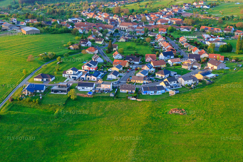 Vue aérienne: Rue de Pleuville à Kalhausen dans le département Moselle, France. Photo: IMG_145902.jpg prise le 30/04/2025 par Werner Riehm/FLY-FOTO.eu – Résolution de l'original: 5472 x 3648 px