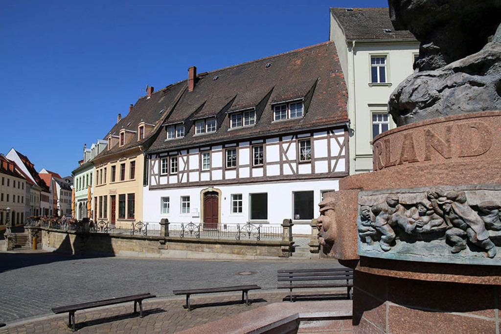 Wurzen - Blick vom Ringelnatzbrunnen zur Domgasse | Entdecke über 20 Kategorien Leipzig-Motive: Foto-Downloads, hochwertige Poster, Leinwand- & Fine-Art-Prints. Jetzt Lieblingsfoto im Bildlexikon Leipzig Shop bestellen!