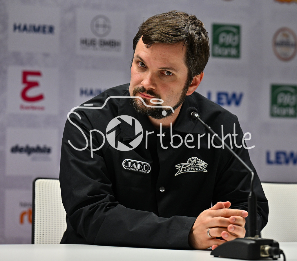 Augsburger Panther - Fischtown Pinguins | Im Bild Stefan ESCH - Pressesprecher der Augsburger Panther beim match zwischen den Augsburger Panthern und den Fischtown Pinguins am 15. Spieltag der Penny DEL im Curt Frenzel Stadion am 28.10.2025