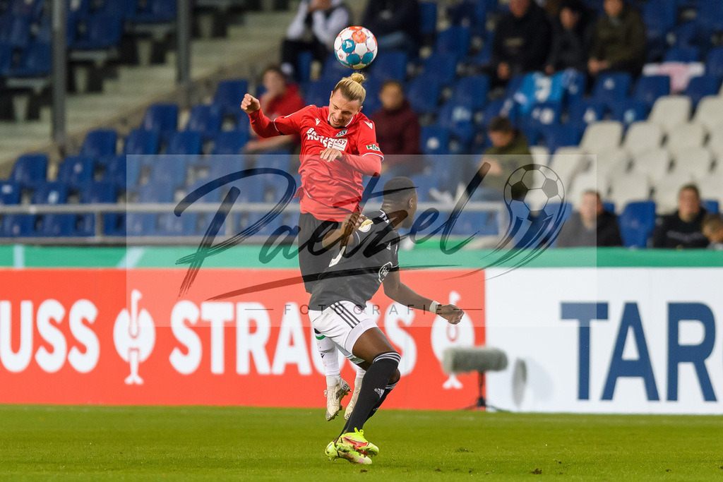 H96DUS20211027_025 | Fussball, Herren: Niklas Hult (Hannover 96) und Khaled Narey (Fortuna Duesseldorf) im Zweikampf bei dem Spiel der 2. Runde im DFB-Pokal zwischen Hannover 96 und Fortuna Duesseldorf in der HDI-Arena am 27.10.2021 in Hannover, Deutschland.DFB / DFL REGULATIONS PROHIBIT ANY USE OF PHOTOGRAPHS AS IMAGE SEQUENCES AND/OR QUASI-VIDEO. - Realisiert mit Pictrs.com